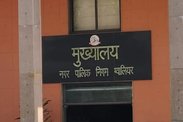 साहब के आदेश पर हैल्पर पड़ गया भारी