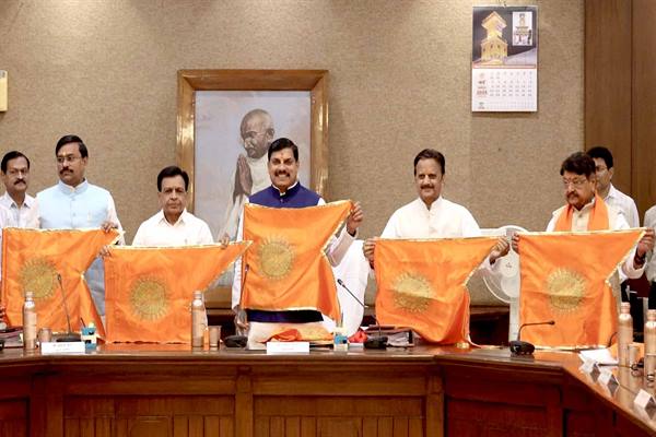 मुख्यमंत्री डॉ. यादव ने सम्राट विक्रमादित्य के धर्म ध्वज और पुस्तिका “भारत का नववर्ष – विक्रम संवत्” का किया विमोचन