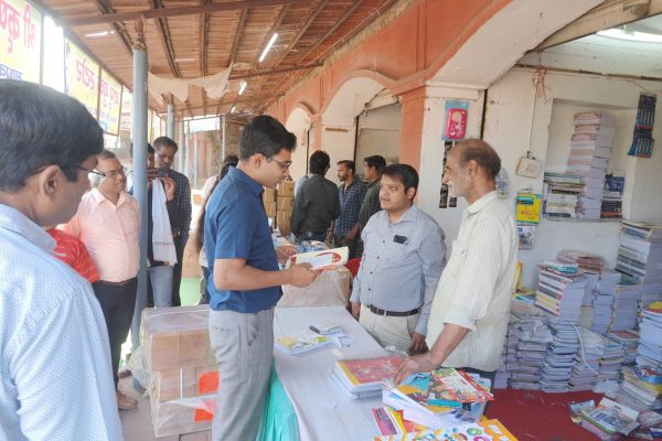 जिला पंचायत सीईओ विवेक कुमार ने किया पुस्तक मेले का निरीक्षण