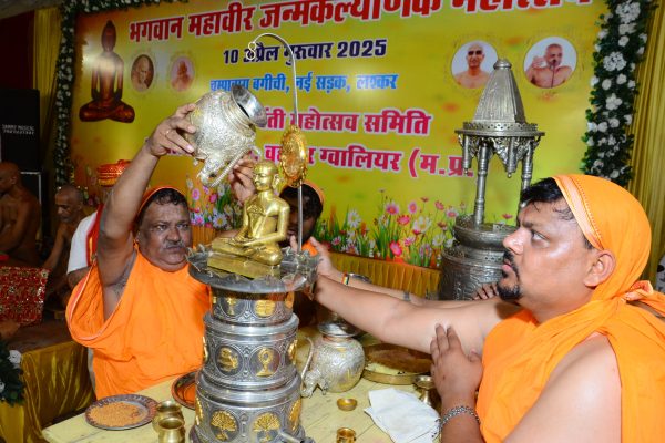 महावीर जन्म कल्याणक -ः शहर में निकाली रथयात्रा में महिलाओं में भजनों पर नृत्य कर मां त्रिशला के बधाई गीत गाए