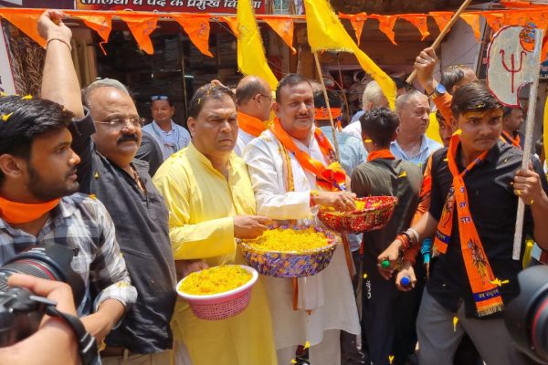 भगवान परशुराम की जयंती पर समाजसेवी रामशरण गुप्ता ने श्रद्धालुओं पर पुष्प वर्षा कर किया शीतल पे वितरित