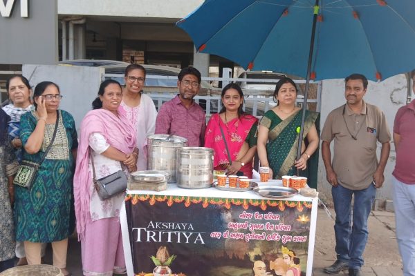 अहमदाबद के गोलालारे जैन समाज के द्वारा अक्षय तृतीया के पावन पर्व पर गन्ने के रस का वितरण किया गया