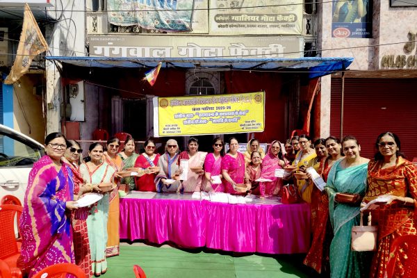 अखिल भारतवर्षीय दिगंबर जैन महिला परिषद ग्वालियर की पहल, महिलाओं ने पक्षियों के लिए वितरित किए दाना-पानी के सकोरे