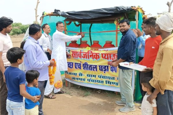 ग्राम मीसा में मुख्य मार्ग पर राहगीरों की प्यास बुझाने के लिए स्थापित की पानी की प्याऊ