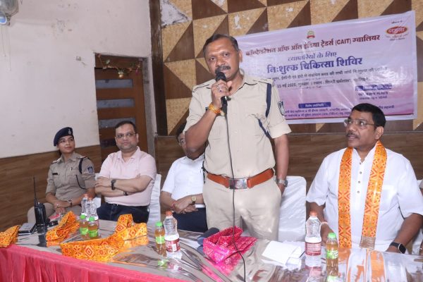 व्यापारी के घर से चोरी गए माल को बरामद करने पर माधौगंज थाना प्रभारी का किया सम्मान