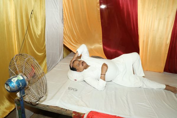 रविवार की तपती रात साधारण से टेंट में पंखे के बीच गुजारने पहुँचे ऊर्जा मंत्री तोमर