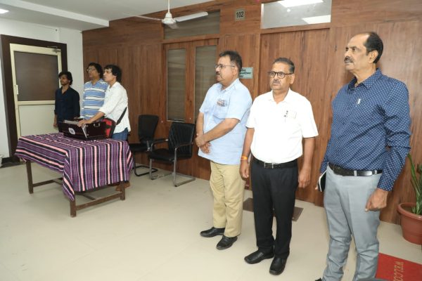 संभाग आयुक्त कार्यालय में हुआ राष्ट्रगीत एवं राष्ट्रगान का सामूहिक गायन