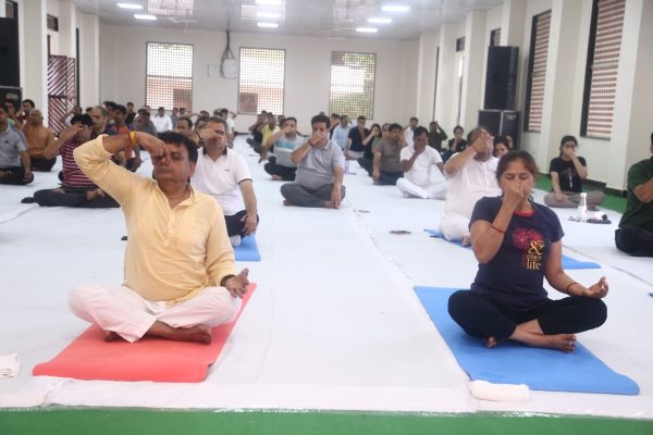 आत्मा व शरीर को संतुलित करने की जीवन शैली है योग – प्रधान न्यायाधीश श्री ललित किशोर