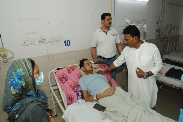 स्वास्थ्य सेवाओं की जमीनी हकीकत जानने प्रभारी मंत्री पहुँचे हजार बिस्तर अस्पताल, मरीजों से हुए रूबरू