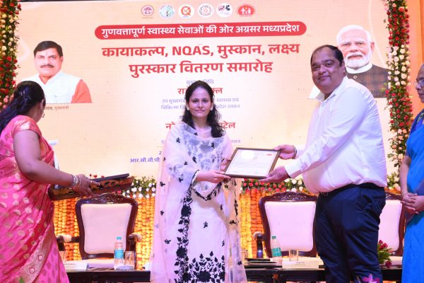 उप मुख्यमंत्री ने ग्वालियर की पांच स्वास्थ्य संस्थानों को भोपाल में किया पुरस्कृत