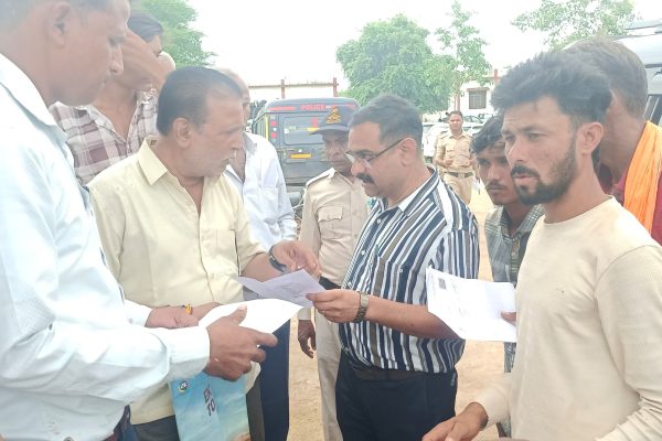 एसडीम अनूप श्रीवास्तव को जनसुनवाई में आधा सैकड़ा के करीब किसानों ने बीज को लेकर गुहार लगाई