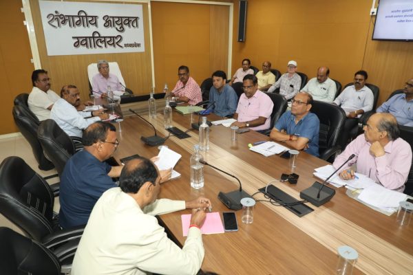 सीएम हैल्पलाइन का कोई भी आवेदन नॉन अटेंड नहीं रहना चाहिए – संभागीय आयुक्त खत्री