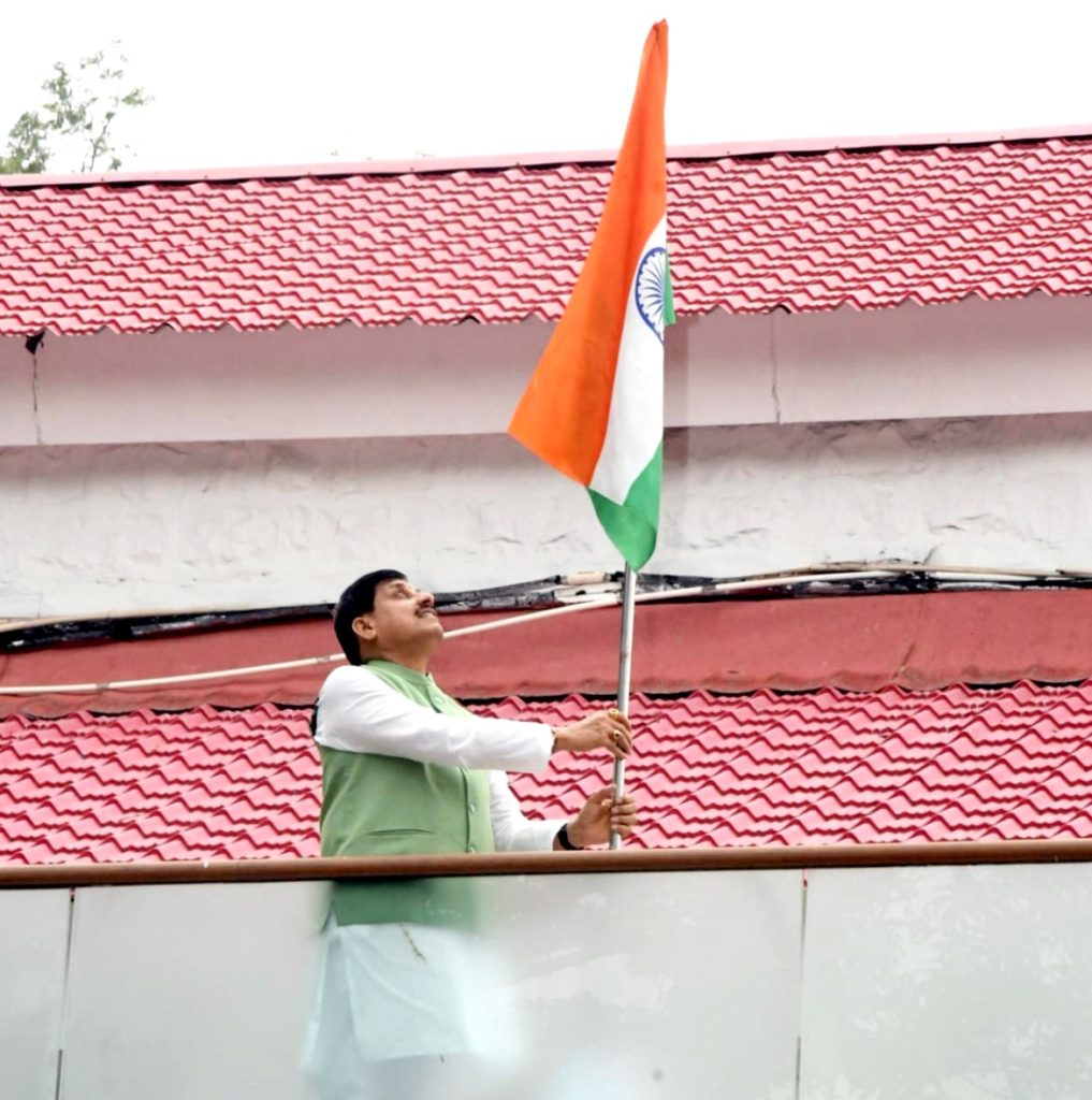 मुख्यमंत्री डॉ. यादव ने हर घर तिरंगा अभियान में मुख्यमंत्री निवास पर फहराया तिरंगा