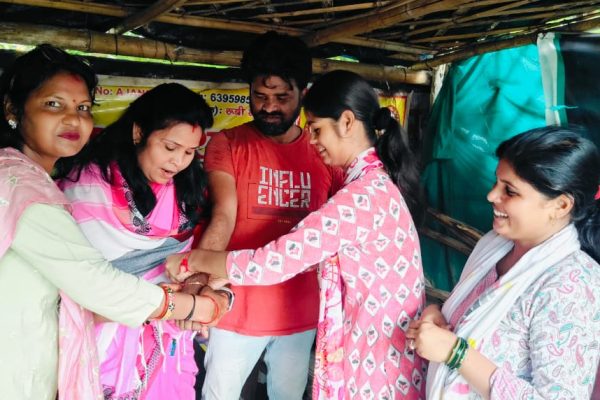 रक्षाबंधन पर मानव सेवा संस्था की बहनों ने अपने मुस्लिम पत्रकार को बांधी राखी
