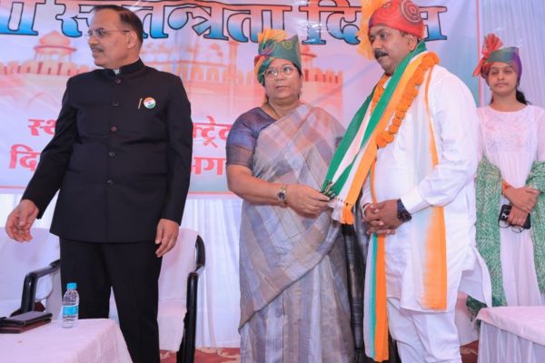जिलाधिकारी ने कचहरी परिसर में किया झंडा रोहण, स्वतंत्रता संग्राम सेनानियों के परिजनों को किया सम्मानित
