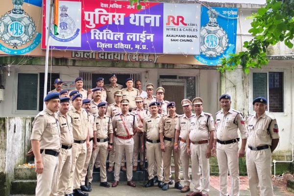 दतिया सिविल लाइन थाना निरीक्षक सुनील बनौरिया ने ध्वजारोहण कर स्वतंत्रता दिवस की शुभकामनाएं दी