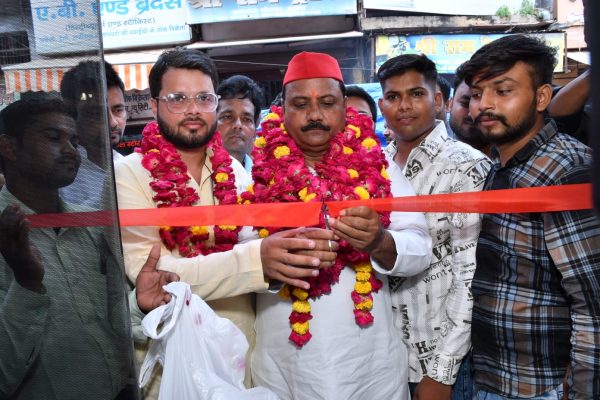 सांसद जितेंद्र दोहरे ने किया एमएच सैलुन का फीटा काटकर उद्घाटन