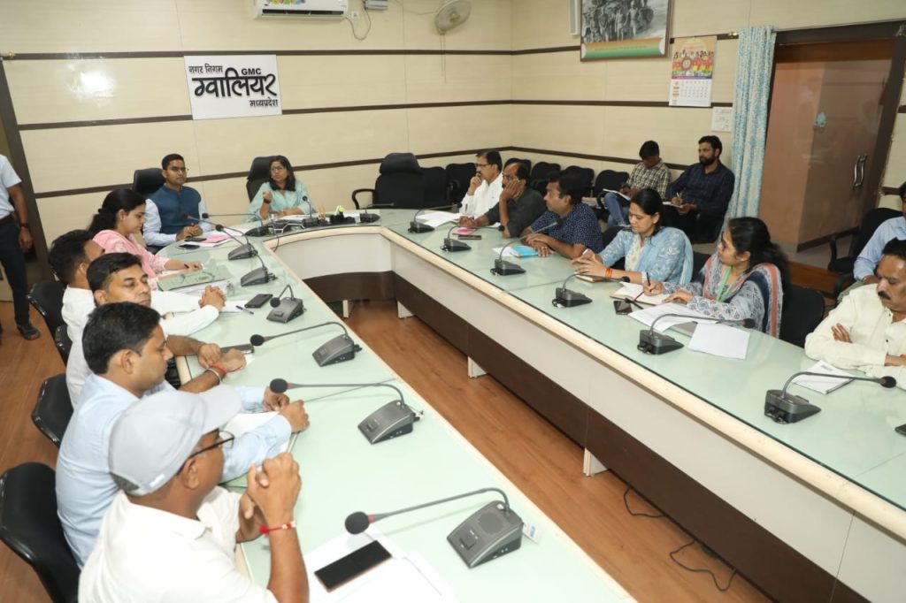 बरसात के कारण खराब हुईं सड़कों को सर्वोच्च प्राथमिकता के साथ सुधार का कार्य किया जाए – कलेक्टर श्रीमती चौहान