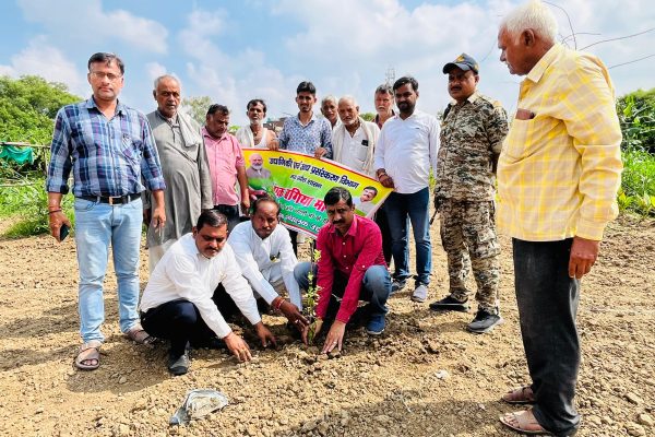 पारंपरिक खेती के मुकाबले फलों की खेती से कमाया जा सकता है अधिक लाभ – कलेक्टर
