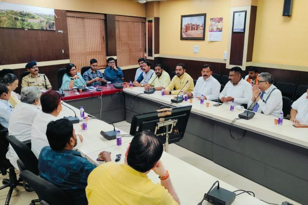 कलेक्टर श्रीमती चौहान की अध्यक्षता में जिला शांति समिति की हुई बैठक