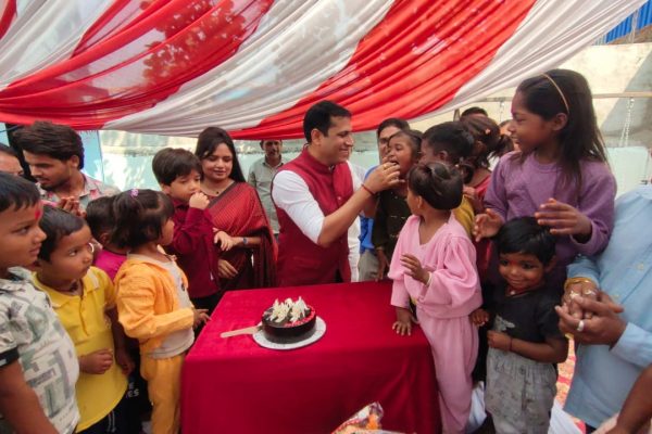 दतिया कलेक्टर ने पत्नी के साथ गोद ली हुई आंगनबाड़ी पहुंचकर बच्चों के साथ मनाया जन्मदिन